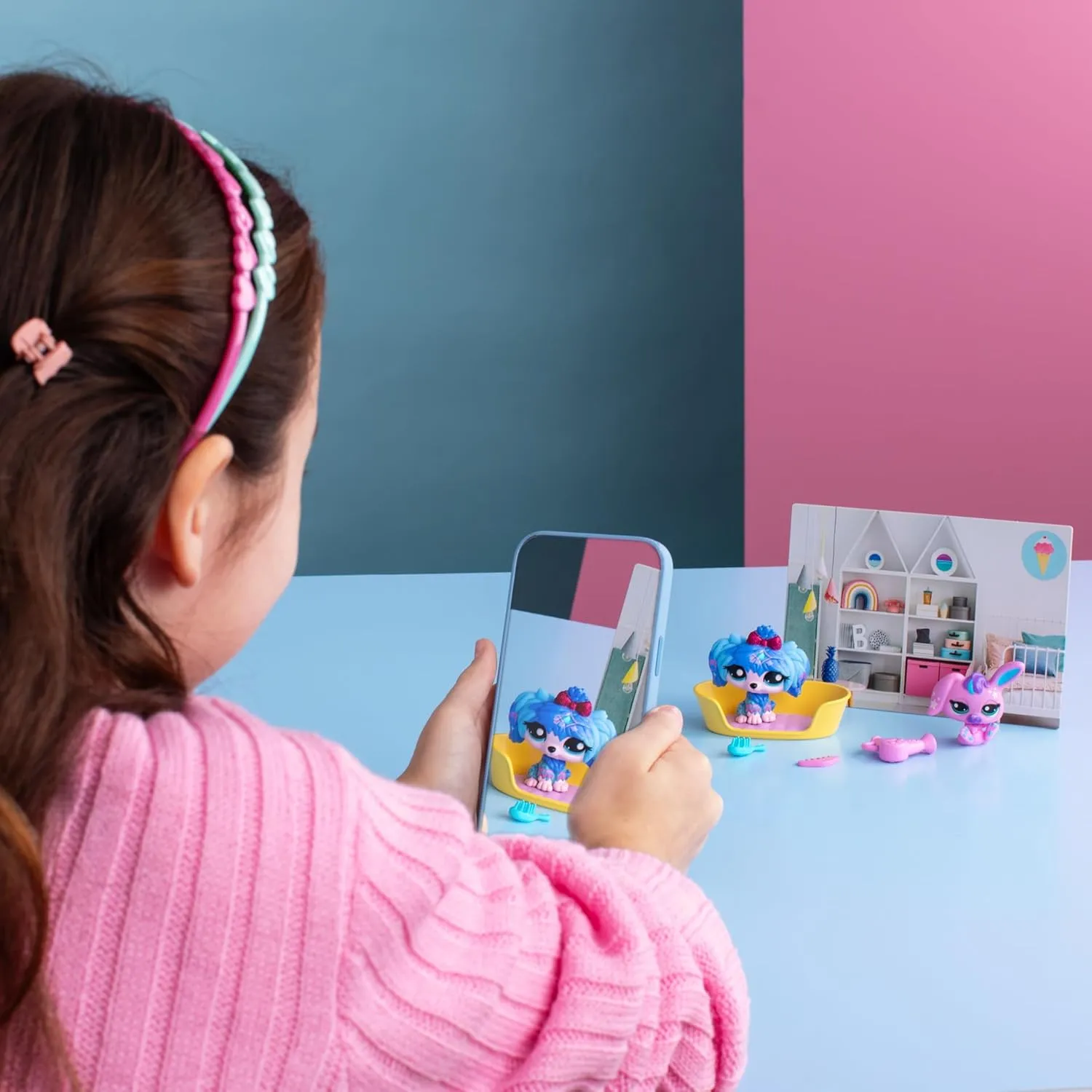 BANDAI Littlest Pet Shop Petfluencer Super Salon | Petfluencer Set Contains 2 LPS Mini Pet Toys 4 Accessories 1 Backdrop 1 Collector Card and 1 Virtual Code | Collectable Toys for Girls and Boys