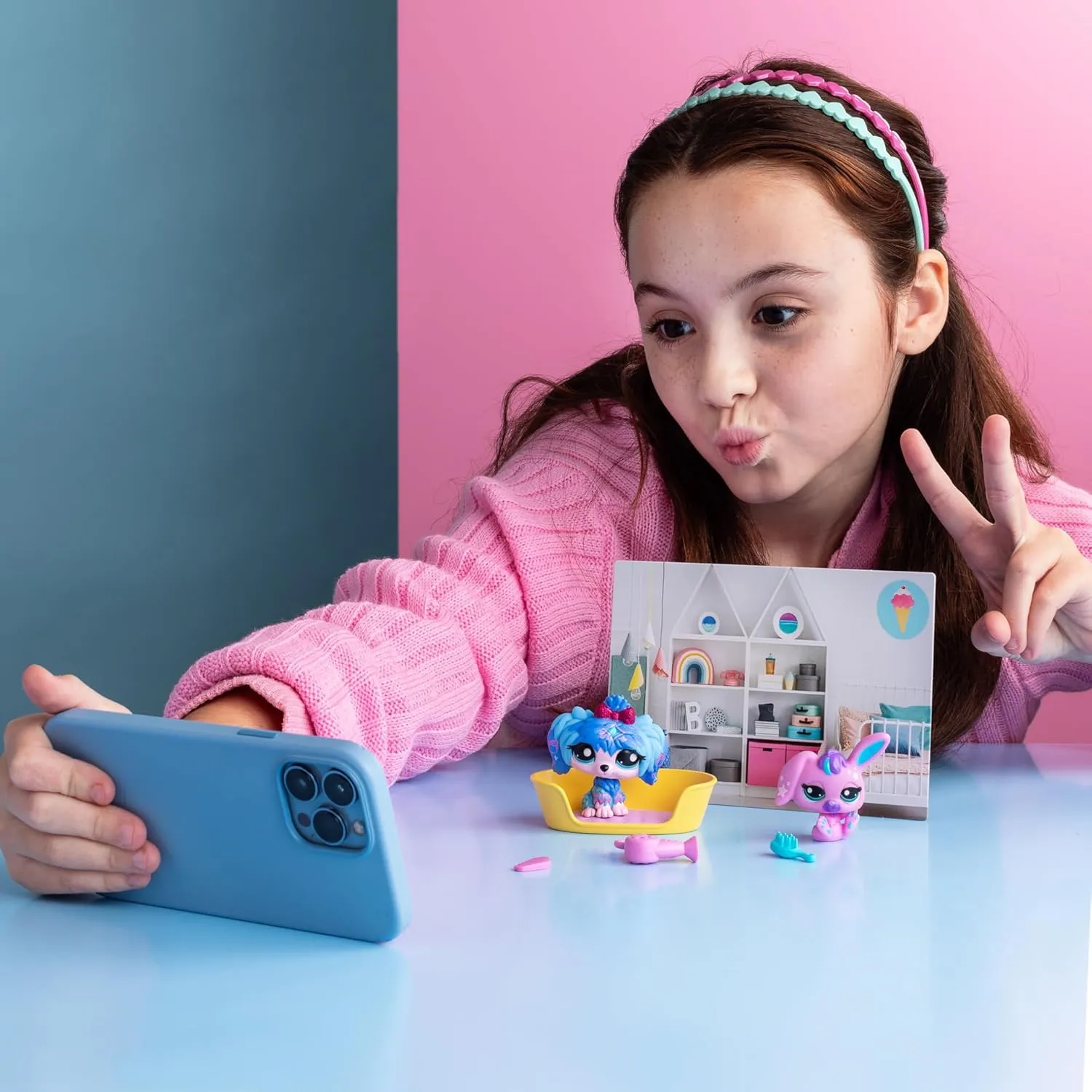 BANDAI Littlest Pet Shop Petfluencer Super Salon | Petfluencer Set Contains 2 LPS Mini Pet Toys 4 Accessories 1 Backdrop 1 Collector Card and 1 Virtual Code | Collectable Toys for Girls and Boys