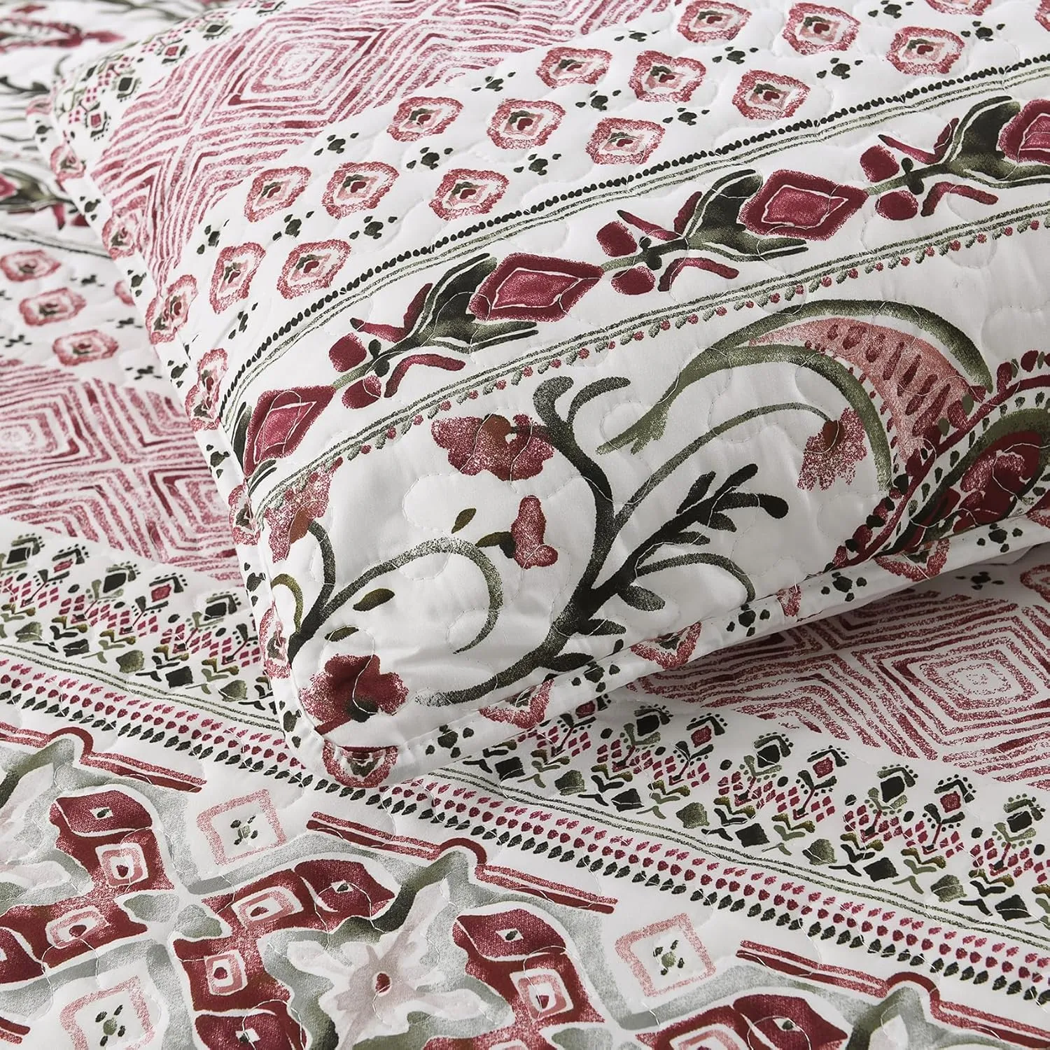 Boho Style Queen Quilt Set Reversible Bohemian Paisley Rose Red Quilt Beddding Set, Soft and Lightweight Bedspread for All Season, Full Size Bed Coverlet with 2 Matching Pillow Shams (3 Pieces)