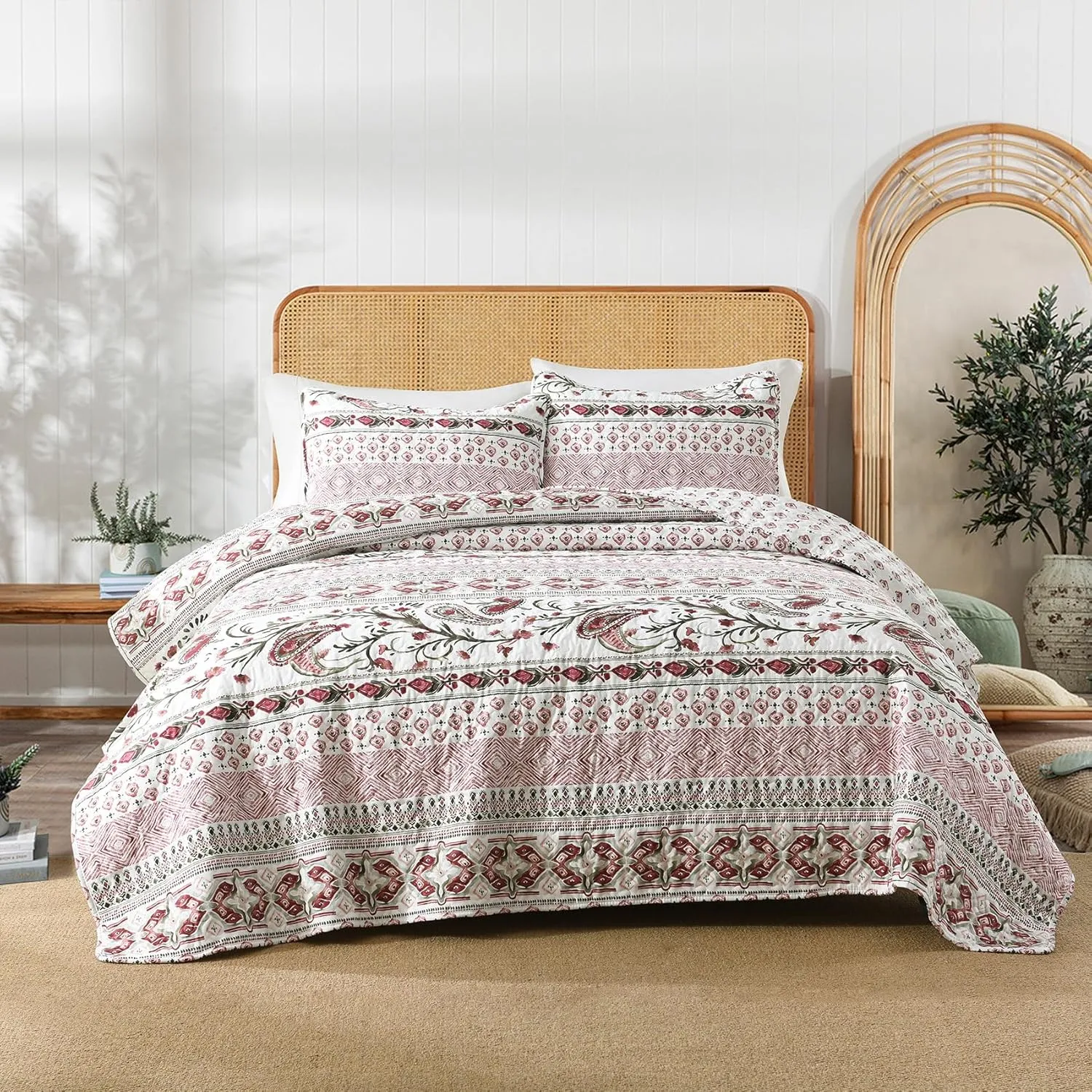 Boho Style Queen Quilt Set Reversible Bohemian Paisley Rose Red Quilt Beddding Set, Soft and Lightweight Bedspread for All Season, Full Size Bed Coverlet with 2 Matching Pillow Shams (3 Pieces)