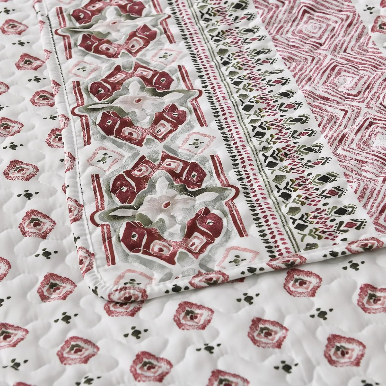 Boho Style Queen Quilt Set Reversible Bohemian Paisley Rose Red Quilt Beddding Set, Soft and Lightweight Bedspread for All Season, Full Size Bed Coverlet with 2 Matching Pillow Shams (3 Pieces)