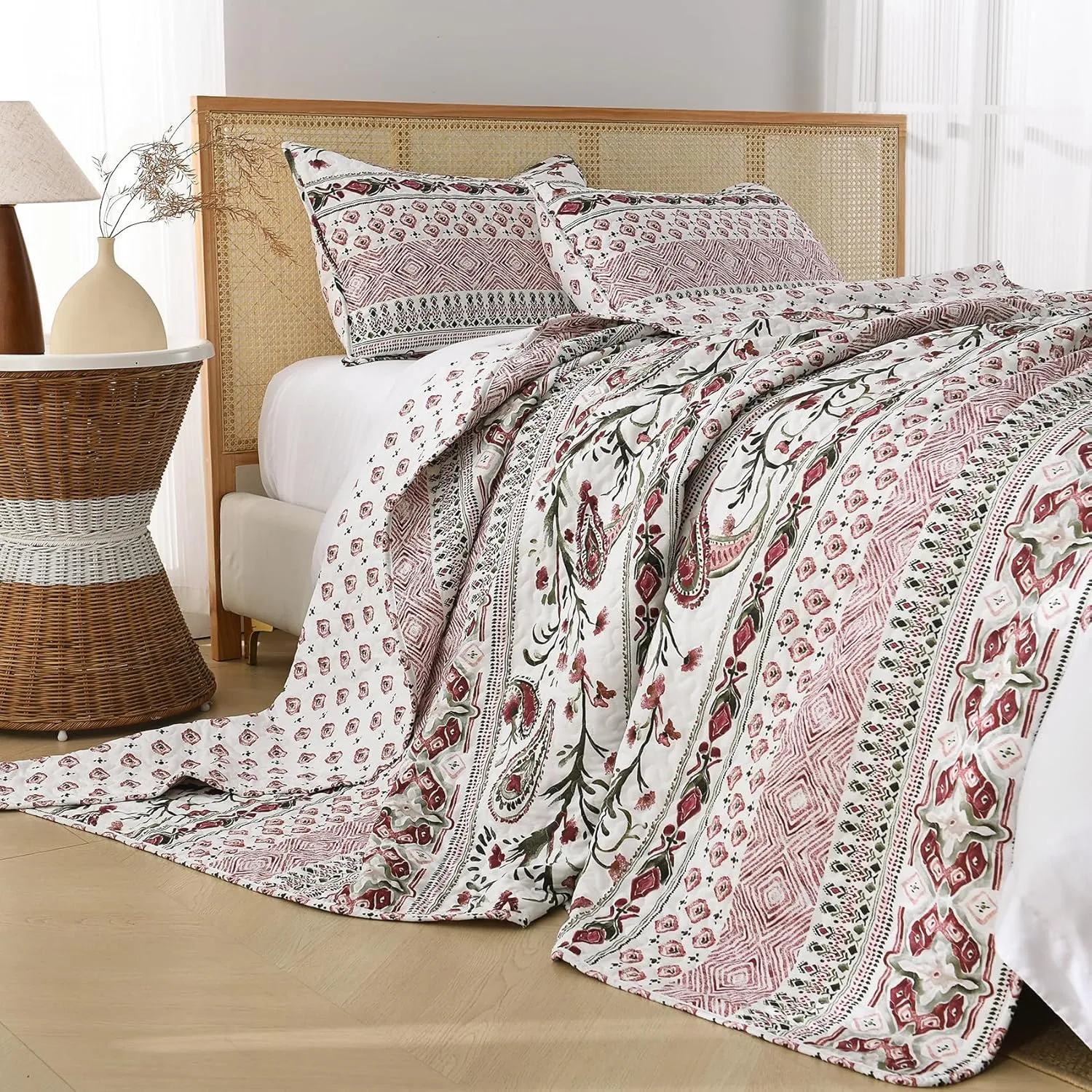 Boho Style Queen Quilt Set Reversible Bohemian Paisley Rose Red Quilt Beddding Set, Soft and Lightweight Bedspread for All Season, Full Size Bed Coverlet with 2 Matching Pillow Shams (3 Pieces)