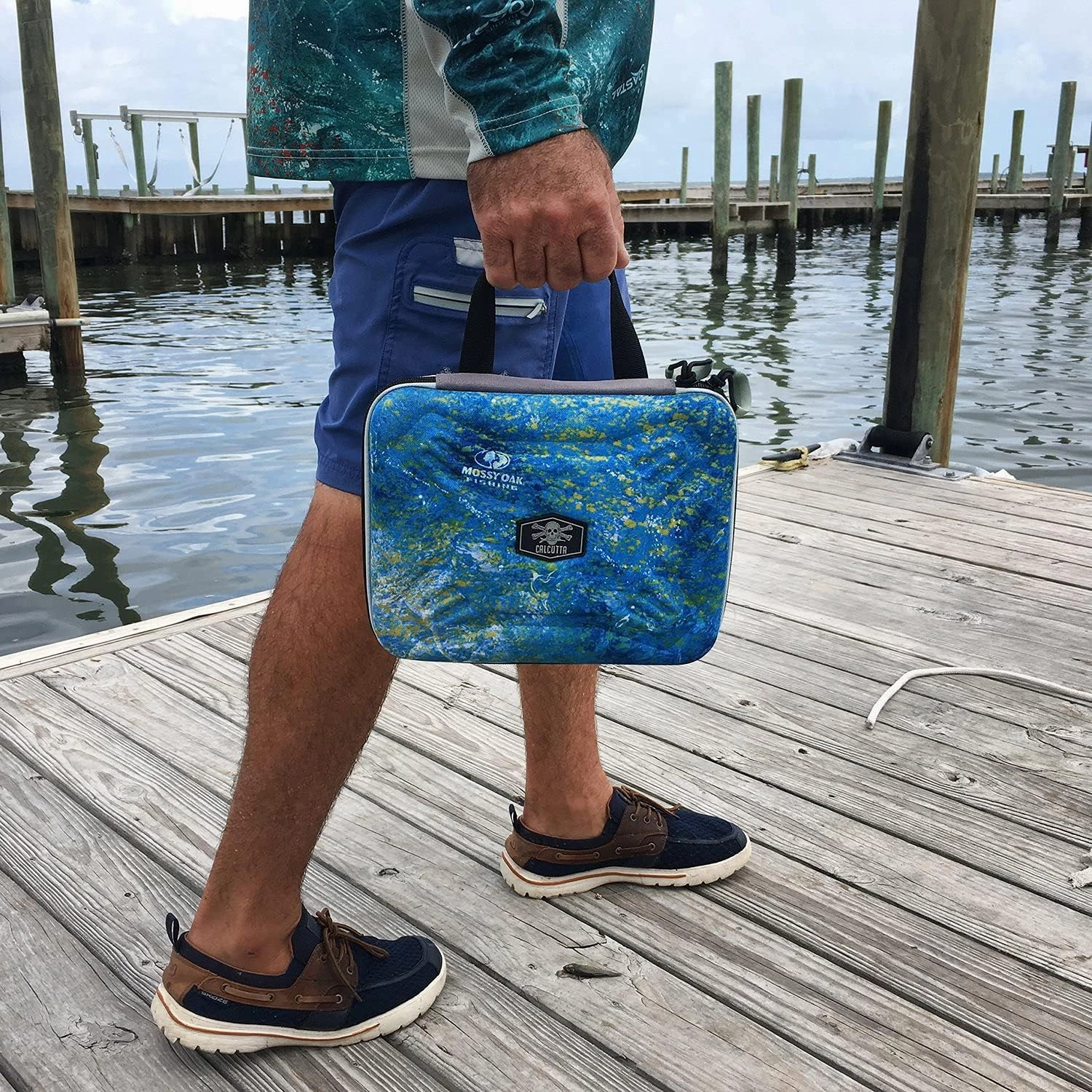 Calcutta Squall Molded Bait Binder | Mossy Oak Coastal Shoreline Pattern | 8 Removable Clear Plastic Sleeves | Compression Molded Durability | Soft Bait Organizer