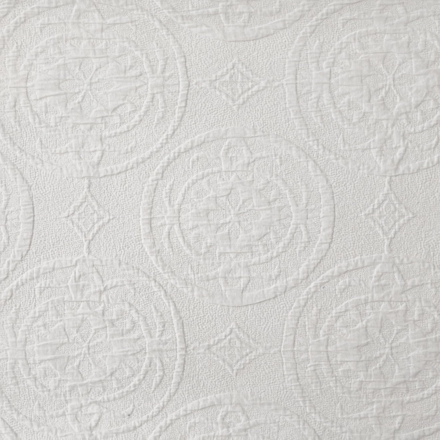 HiEnd Accents Verona Matelassé 3 Piece Super King Comforter Set, Vintage White Cotton Medallion Pattern Bedding Set, Classic Chic Casual Farmhouse Bed Set, 1 Comforter and 2 Pillow Shams