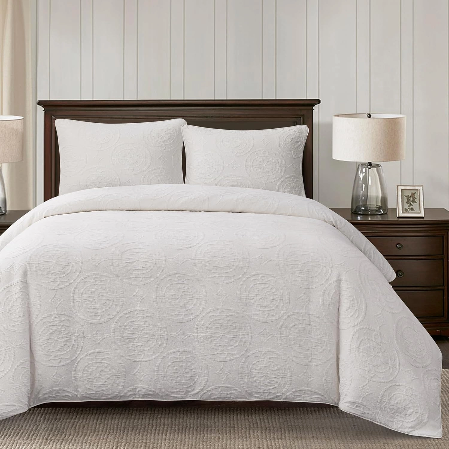 HiEnd Accents Verona Matelassé 3 Piece Super King Comforter Set, Vintage White Cotton Medallion Pattern Bedding Set, Classic Chic Casual Farmhouse Bed Set, 1 Comforter and 2 Pillow Shams