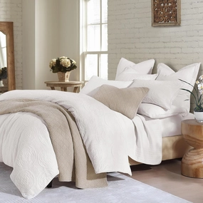 HiEnd Accents Verona Matelassé 3 Piece Super King Comforter Set, Vintage White Cotton Medallion Pattern Bedding Set, Classic Chic Casual Farmhouse Bed Set, 1 Comforter and 2 Pillow Shams