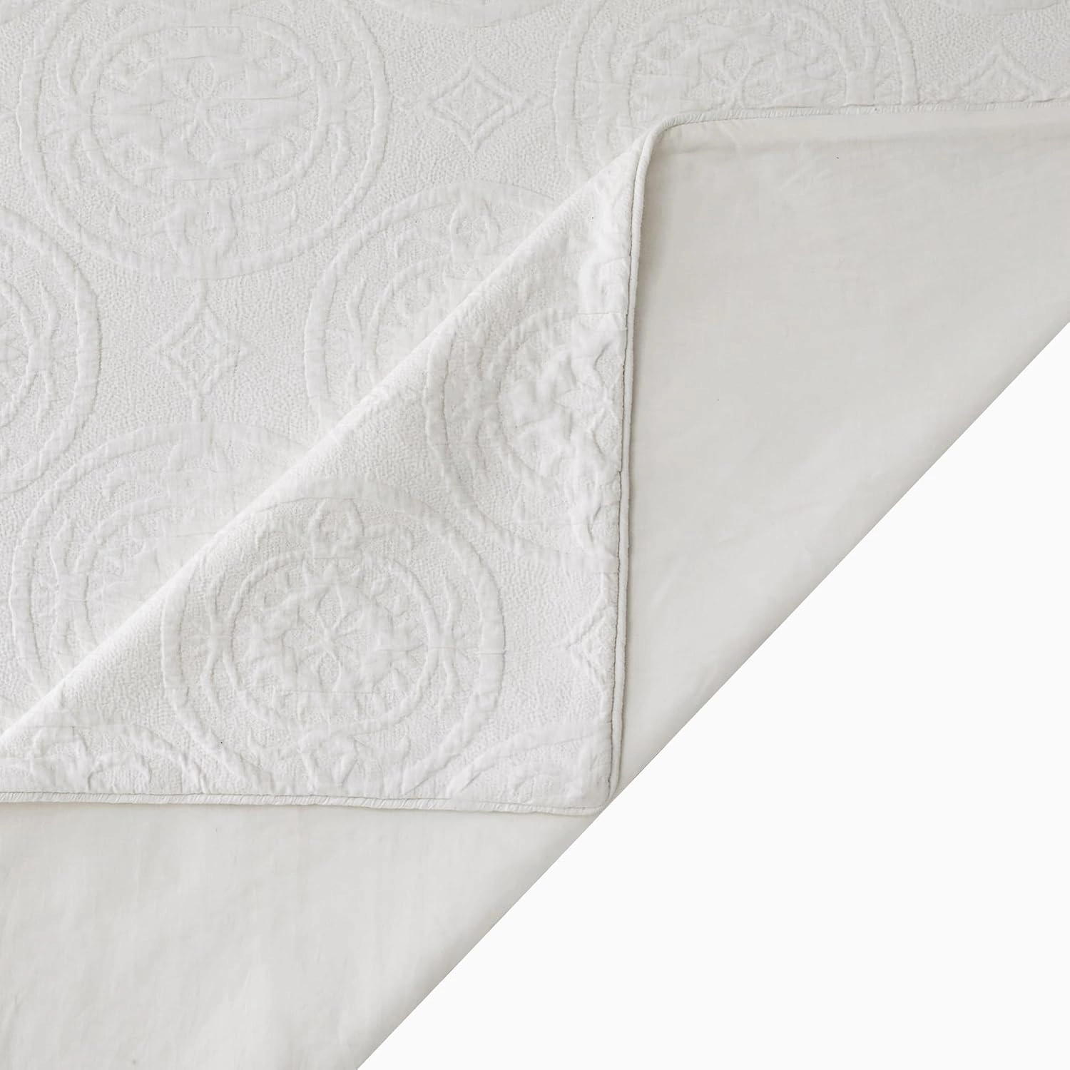 HiEnd Accents Verona Matelassé 3 Piece Super King Comforter Set, Vintage White Cotton Medallion Pattern Bedding Set, Classic Chic Casual Farmhouse Bed Set, 1 Comforter and 2 Pillow Shams